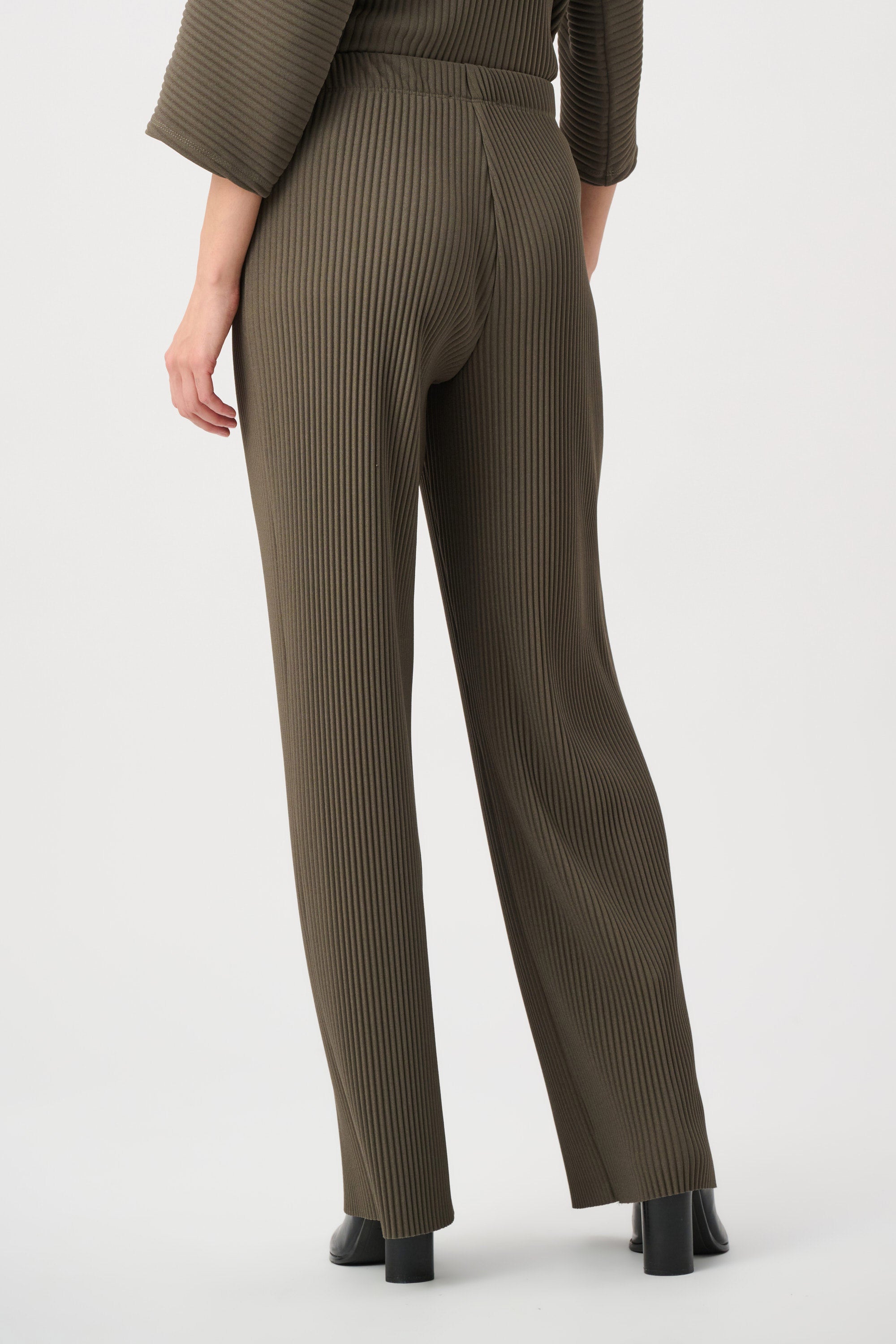 Pleated Scuba Crepe Wide-Leg Pants (254006F26)