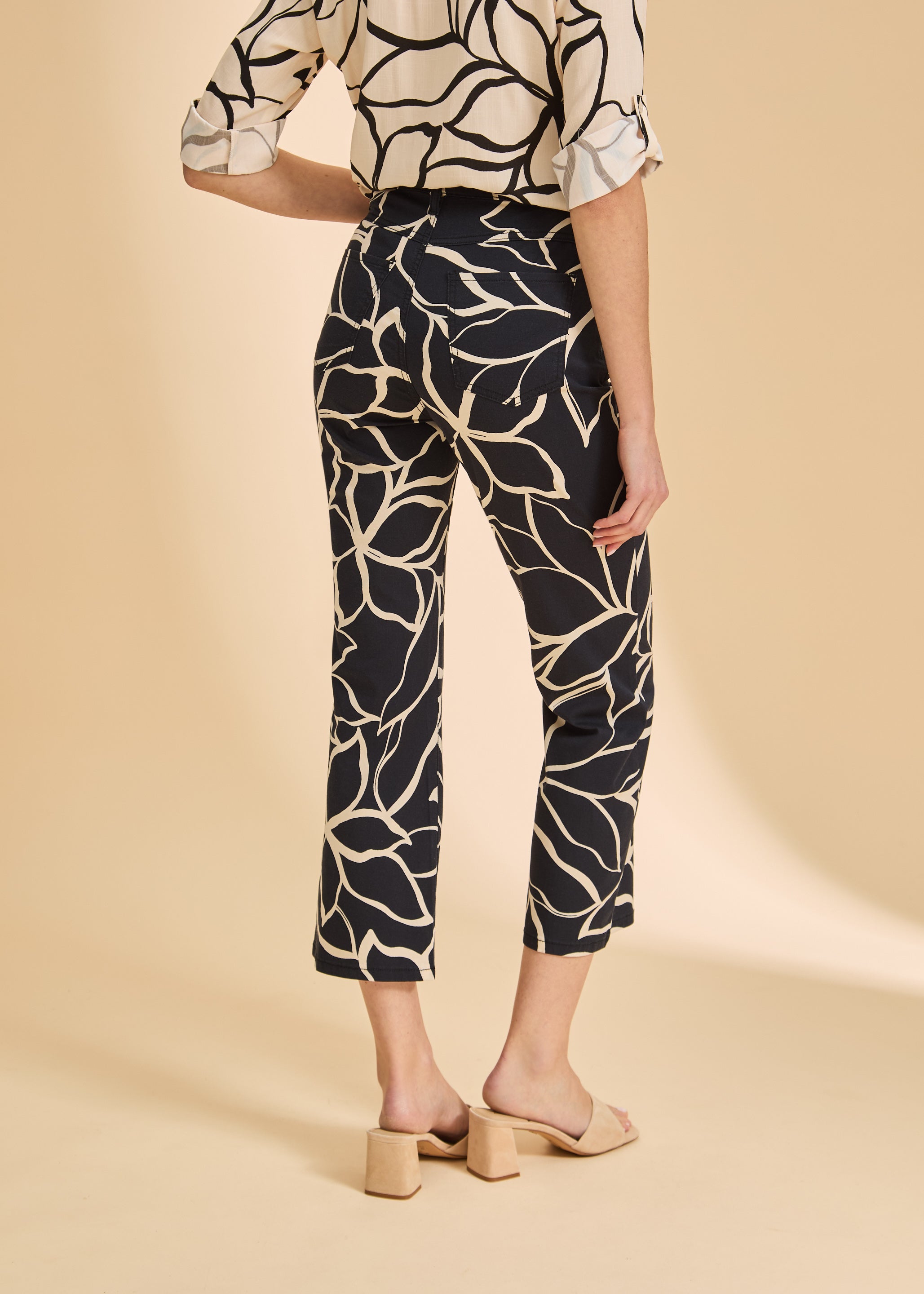 Light Weight Twill Suzanne Printed Boot Crop (6808924)