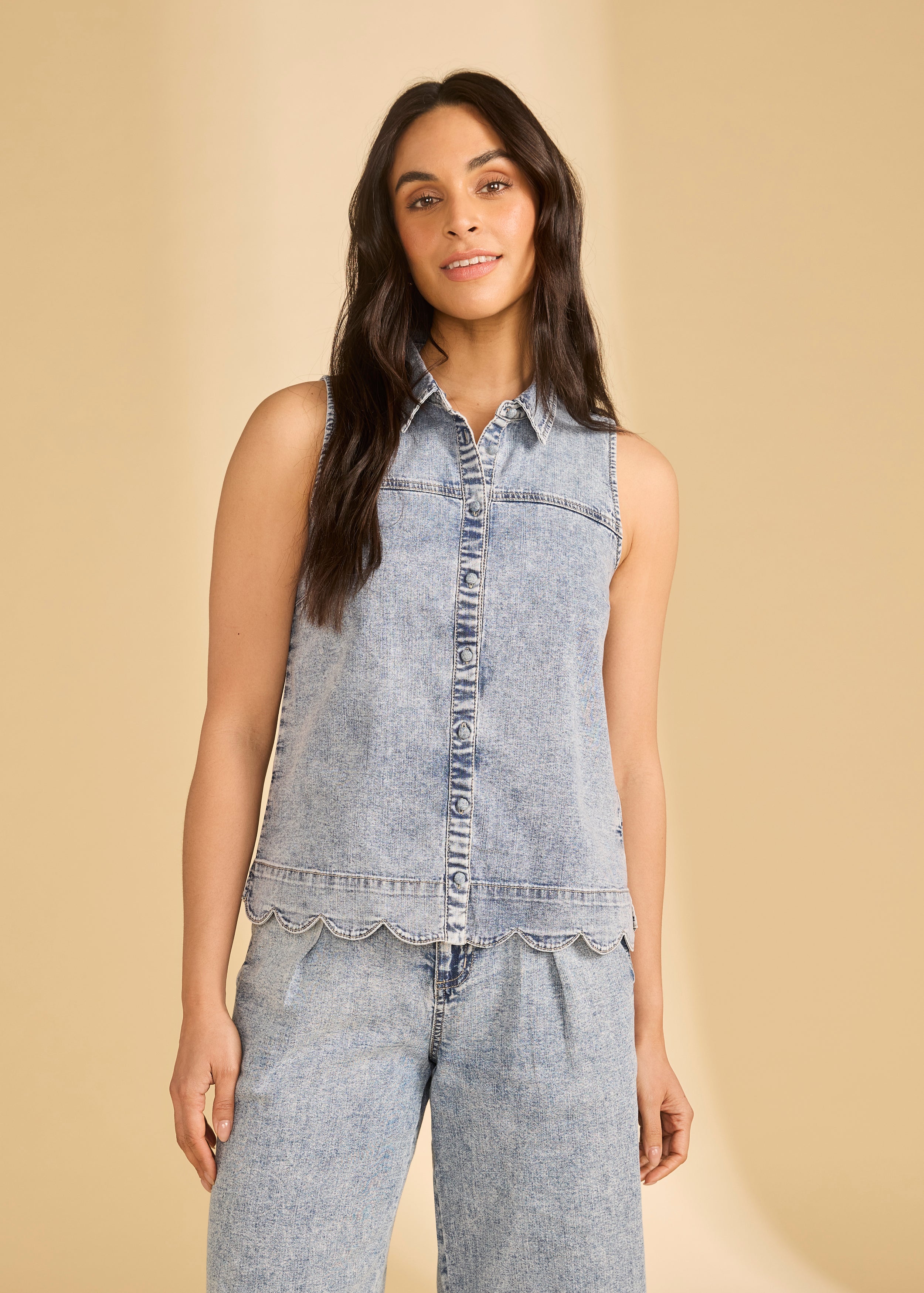 Sleeveless Scalloped Shirt (7182992)